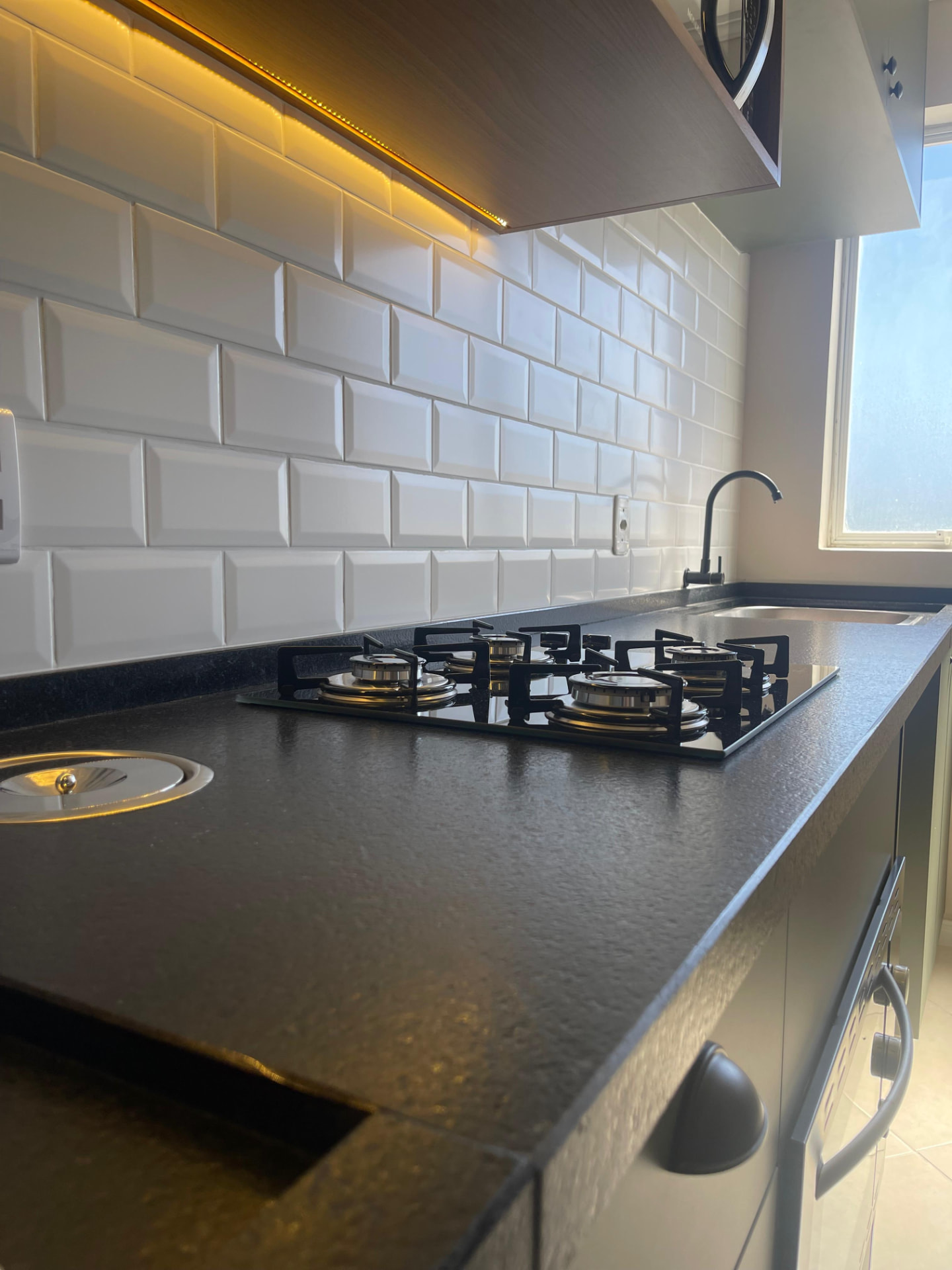 Bancada preta com cooktop