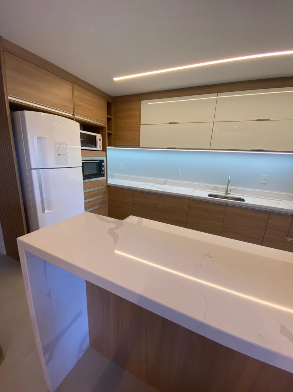 Cozinha com península clara