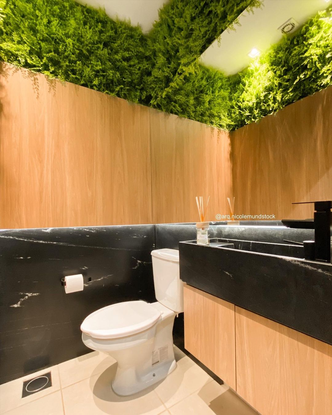 Lavabo com pedra escura